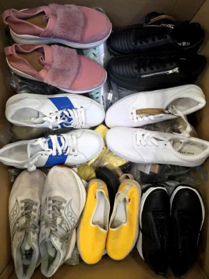 The photo shows a package with footwear in the category BSU.