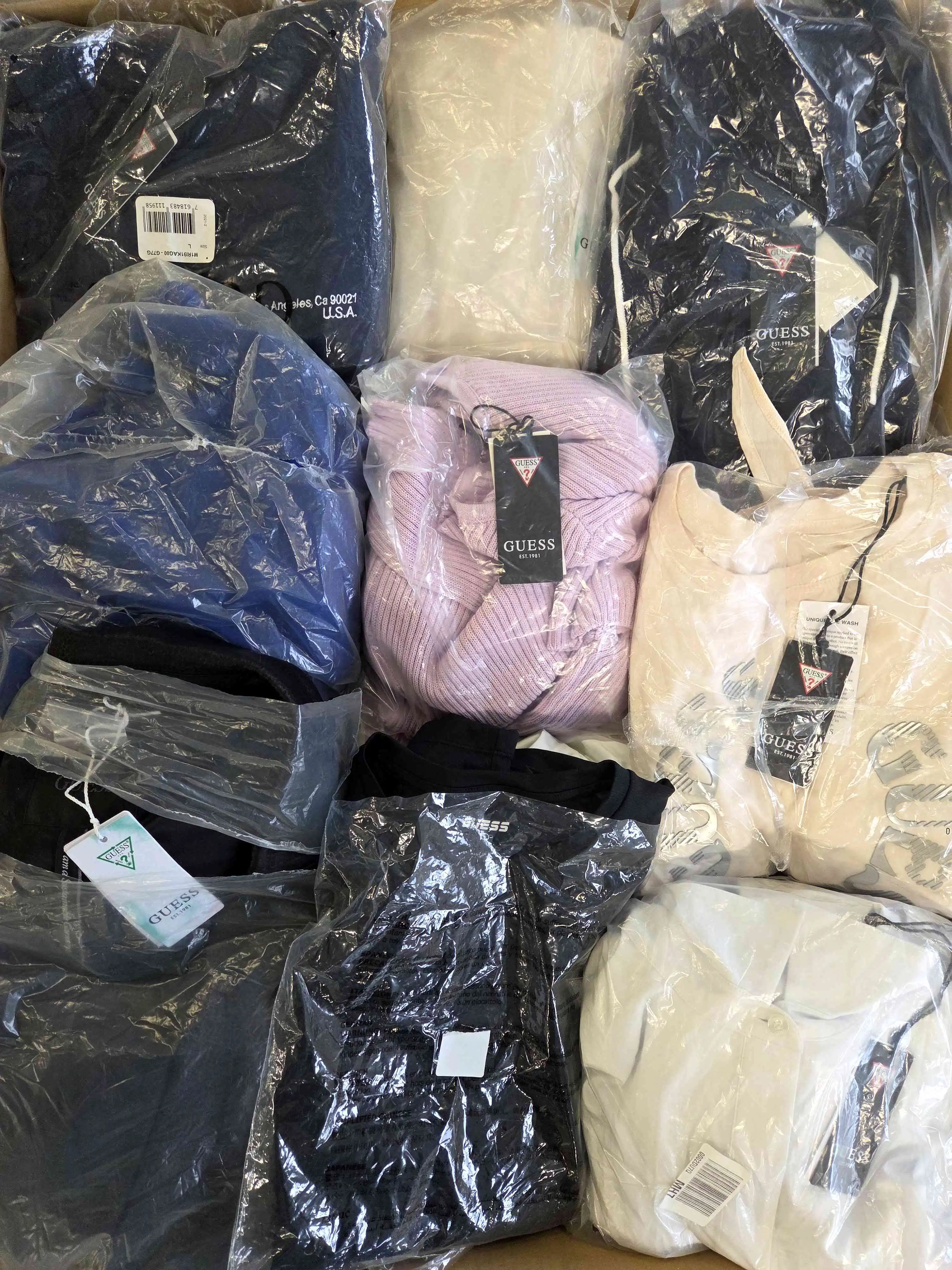GB355 3 The photo shows a package with clothing in the category B.