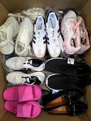 The photo shows a package with footwear in the category BSU.