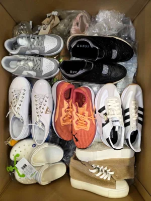 The photo shows a package with footwear in the category BSU.