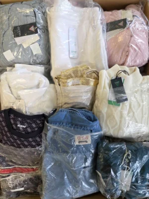 The photo shows a package with clothing in the category B.