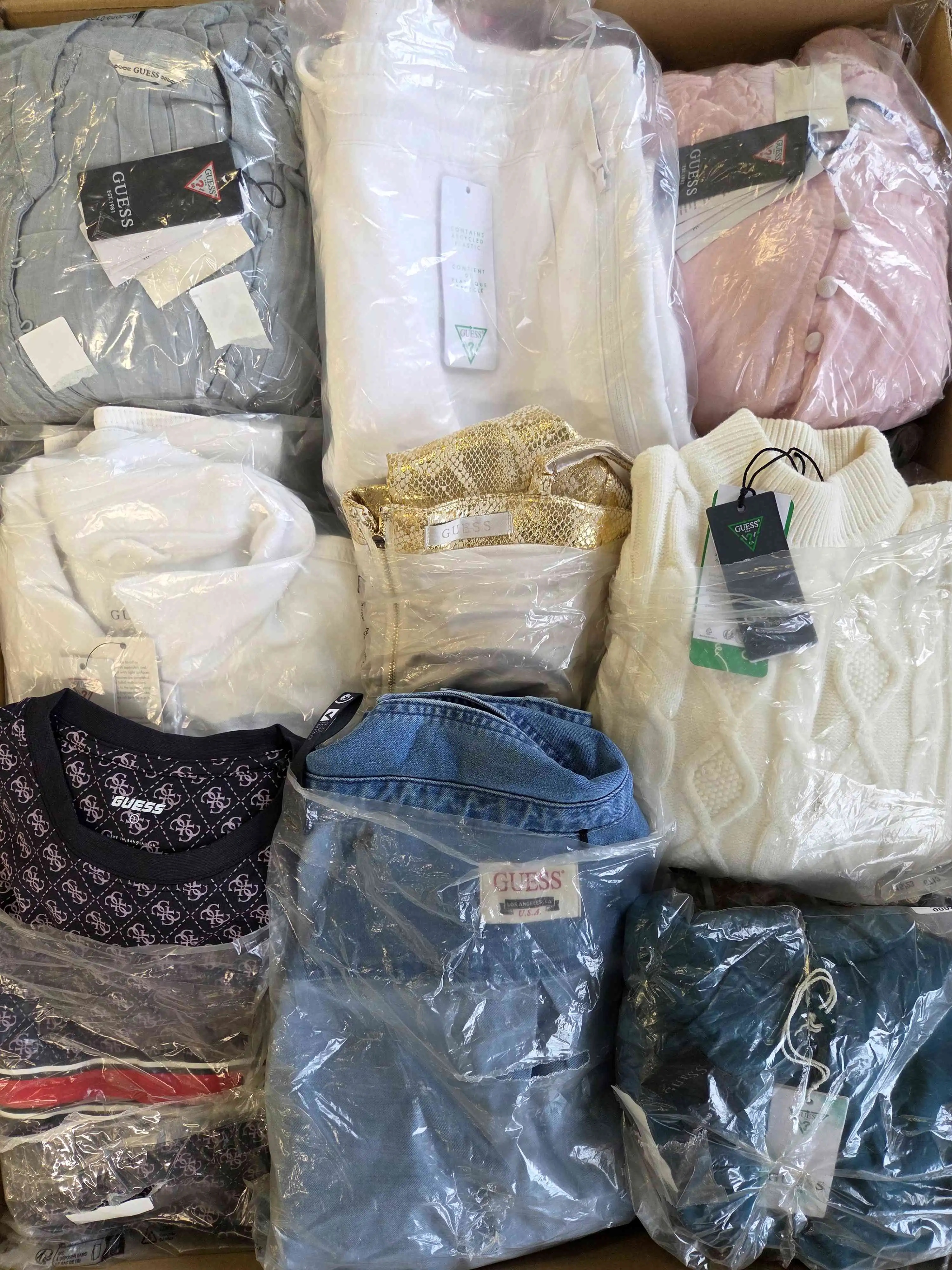 GB358 3 The photo shows a package with clothing in the category B.