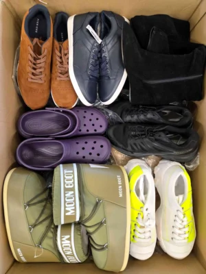 The photo shows a package with footwear in the category BSU.