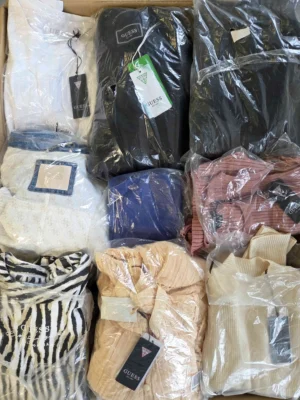 The photo shows a package with clothing in the category B.