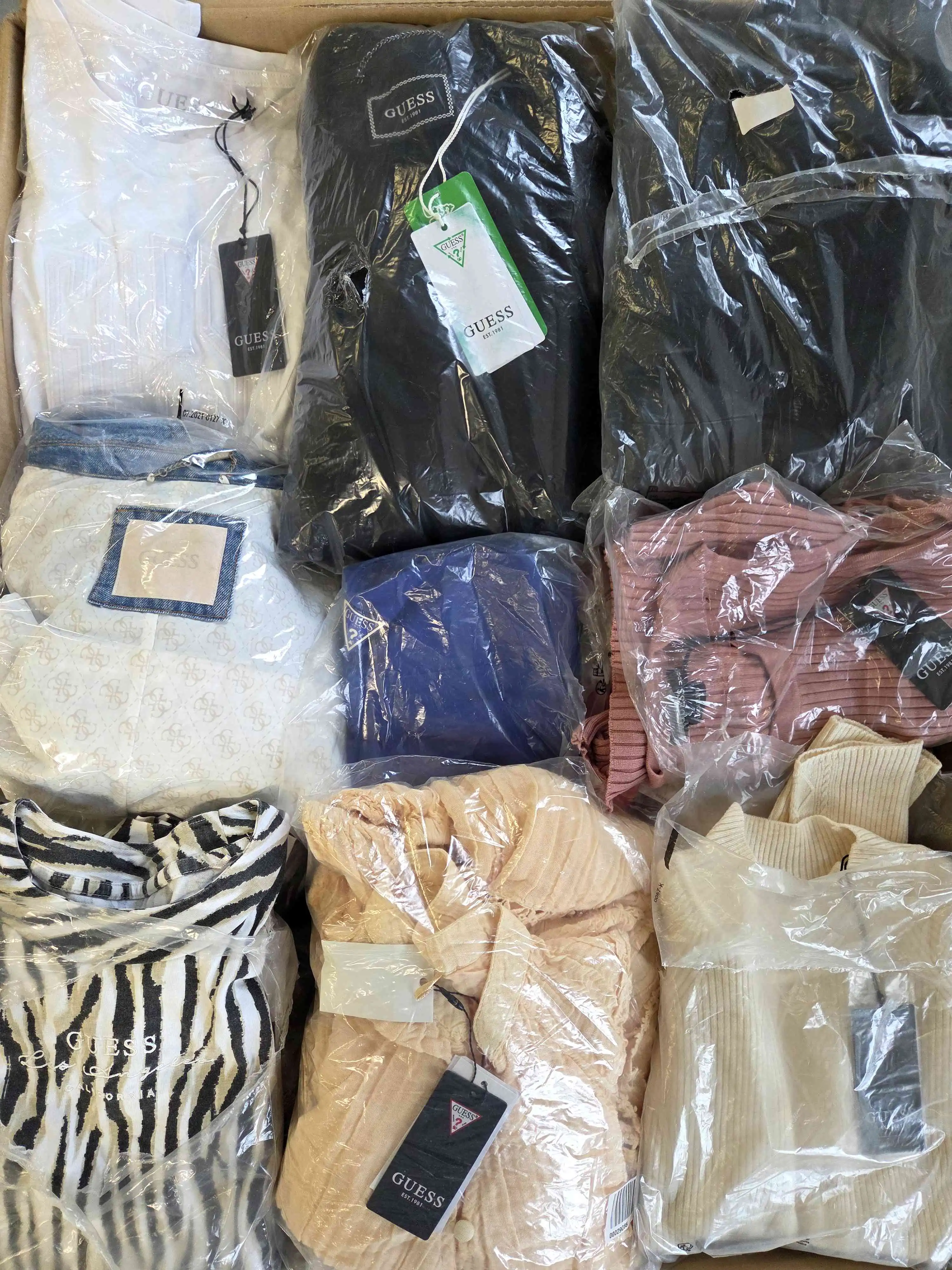 GB359 3 The photo shows a package with clothing in the category B.