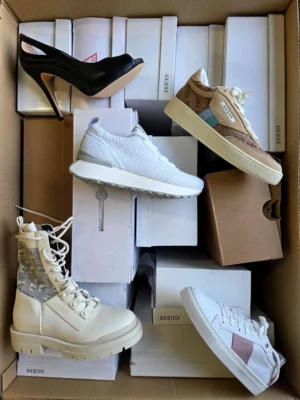 The photo shows a package with footwear in the category BS.