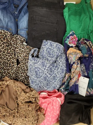 The photo shows a package with clothing in the category TSC.