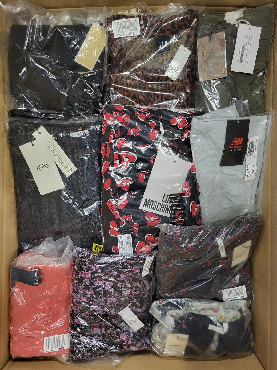 AW488 3 The photo shows a package with clothing in the category AW.