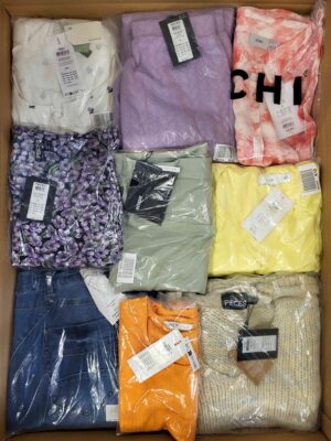 The photo shows a package with clothing in the category AR.
