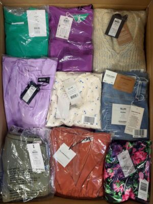 The photo shows a package with clothing in the category AR.