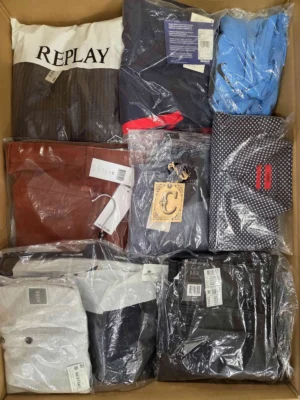 The photo shows a package with clothing in the category AM.