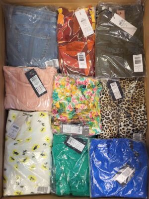The photo shows a package with clothing in the category AR.