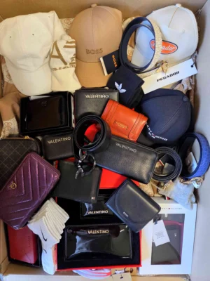The picture shows a package with accessories in the category AC.