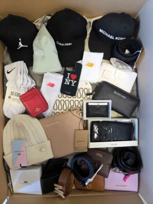 The picture shows a package with accessories in the category AC.