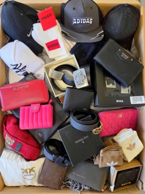 The picture shows a package with accessories in the category AC.