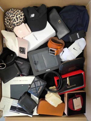 The picture shows a package with accessories in the category AC.