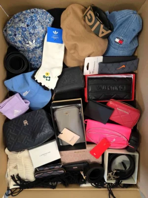 The picture shows a package with accessories in the category AC.
