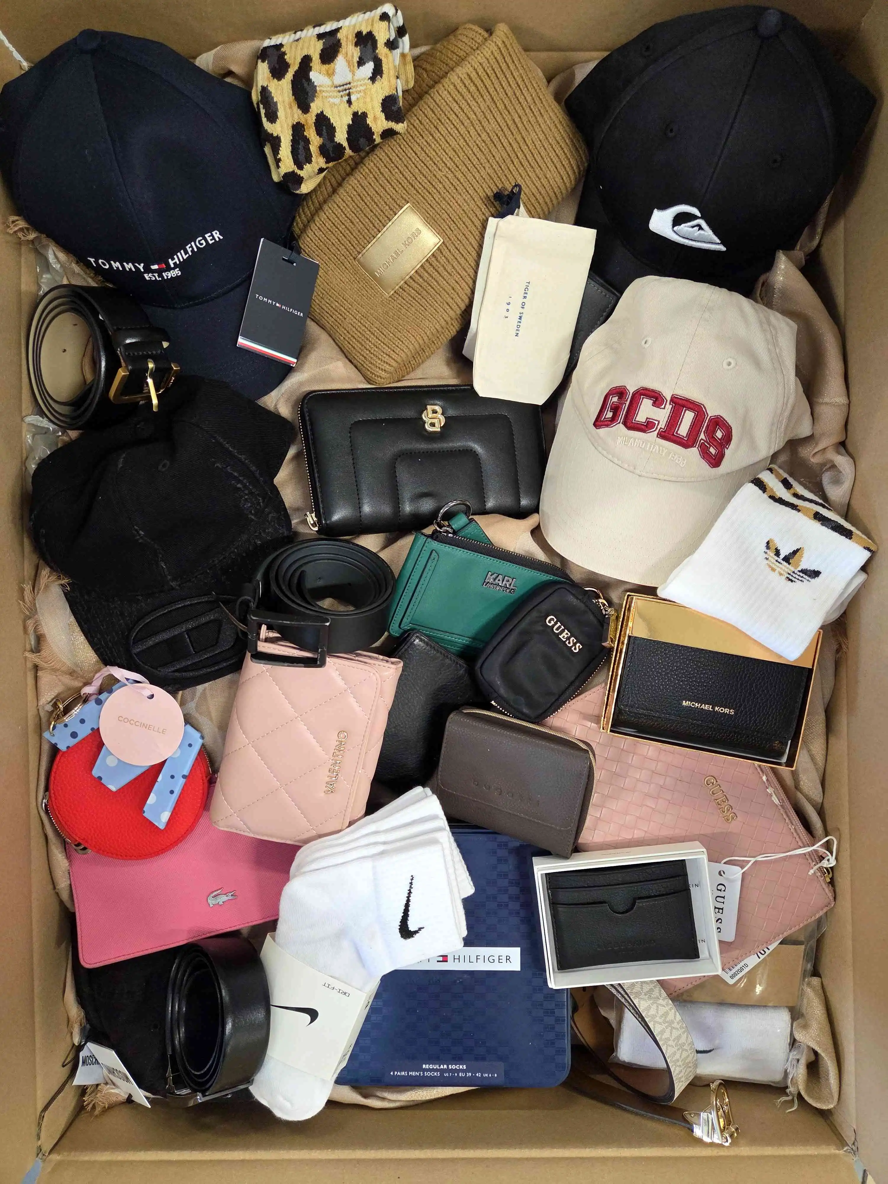 AC573 3 The picture shows a package with accessories in the category AC.