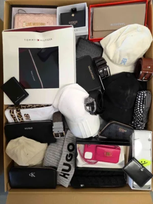 The picture shows a package with accessories in the category AC.