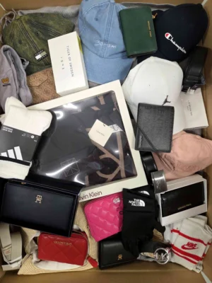 The picture shows a package with accessories in the category AC.