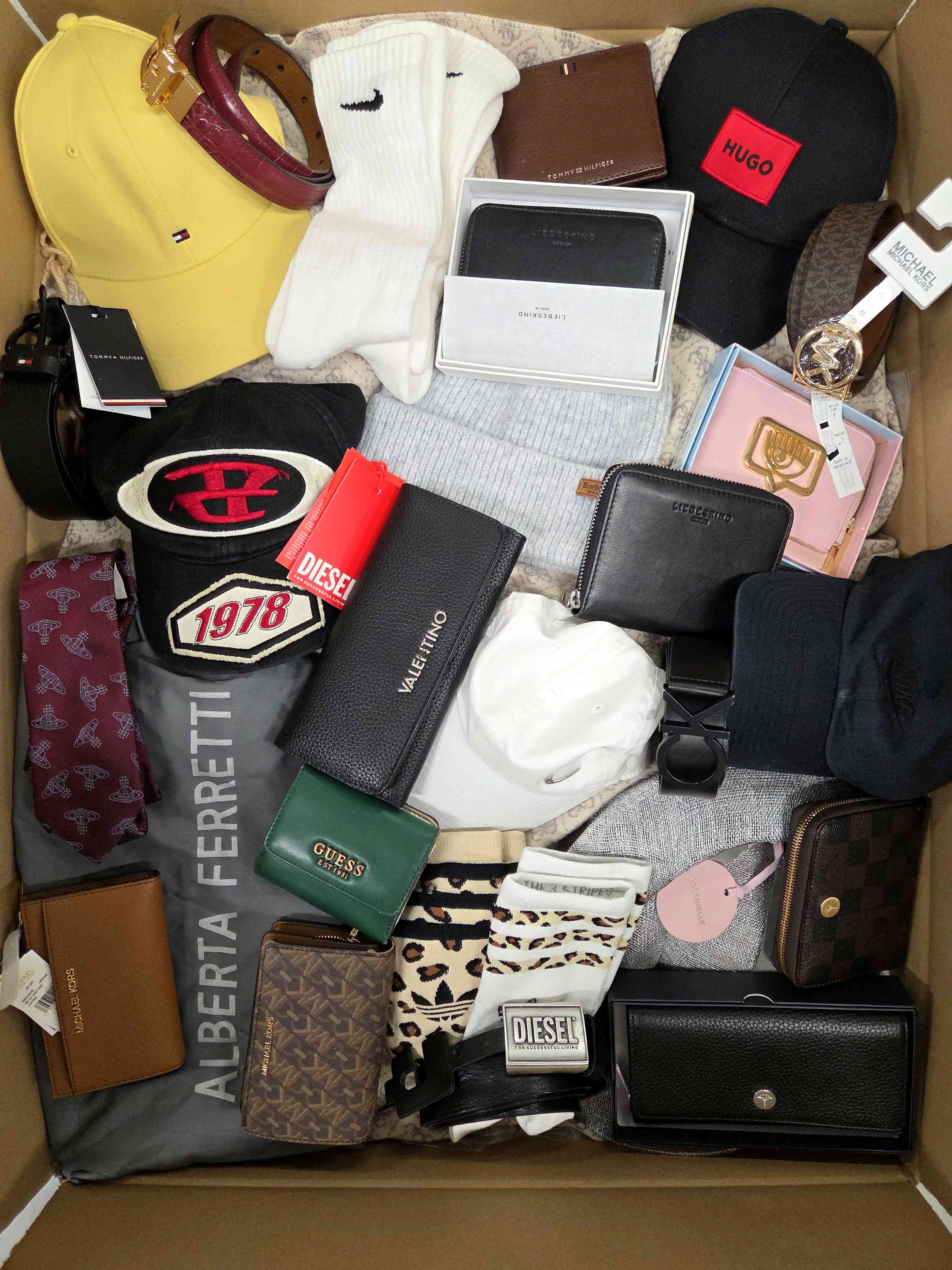 AC584 3 The picture shows a package with accessories in the category AC.