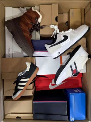 The photo shows a package with footwear in the category CS.