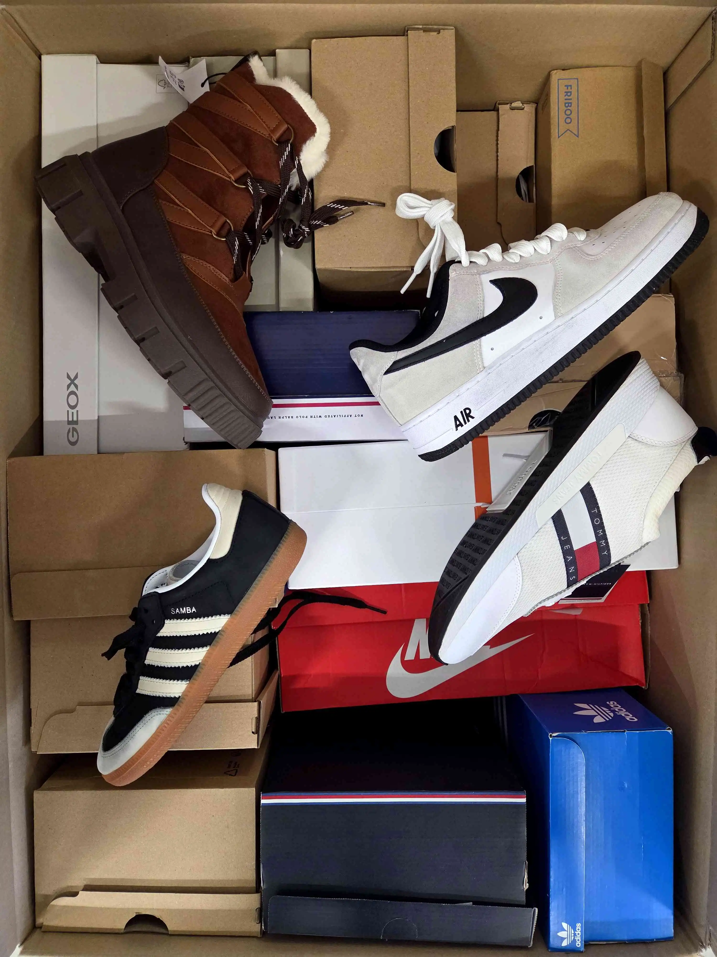 CS6072 3 The photo shows a package with footwear in the category CS.