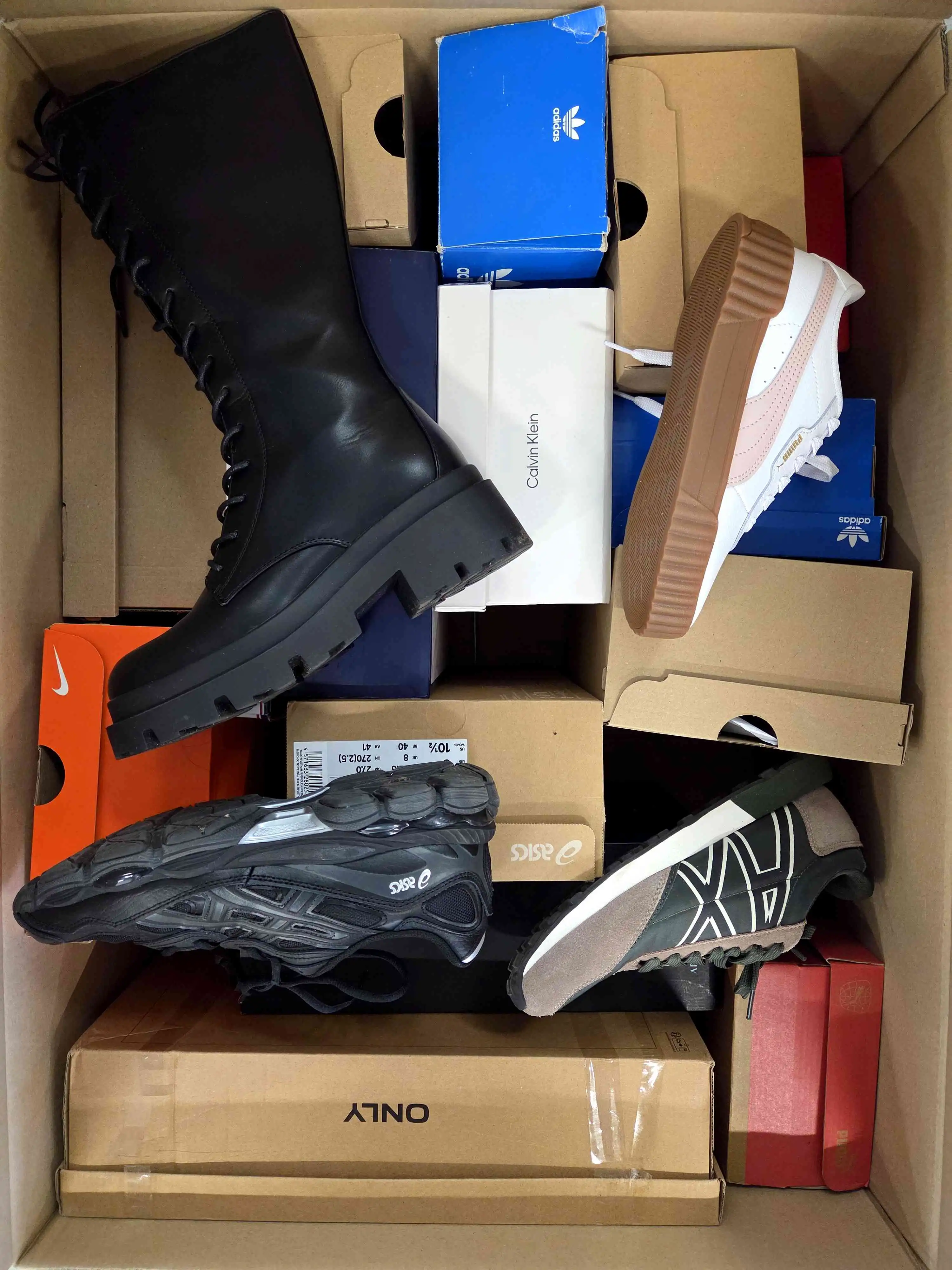 CS6075 3 The photo shows a package with footwear in the category CS.