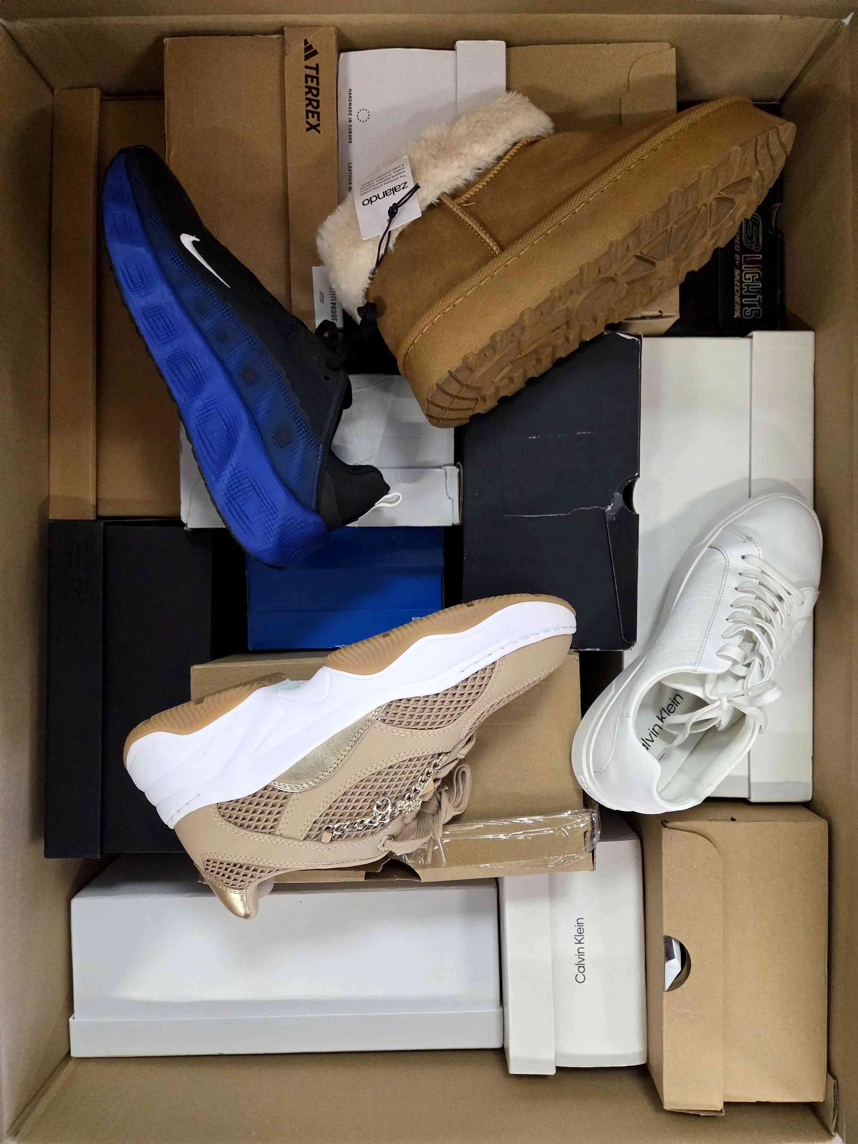 CS6076 3 The photo shows a package with footwear in the category CS.