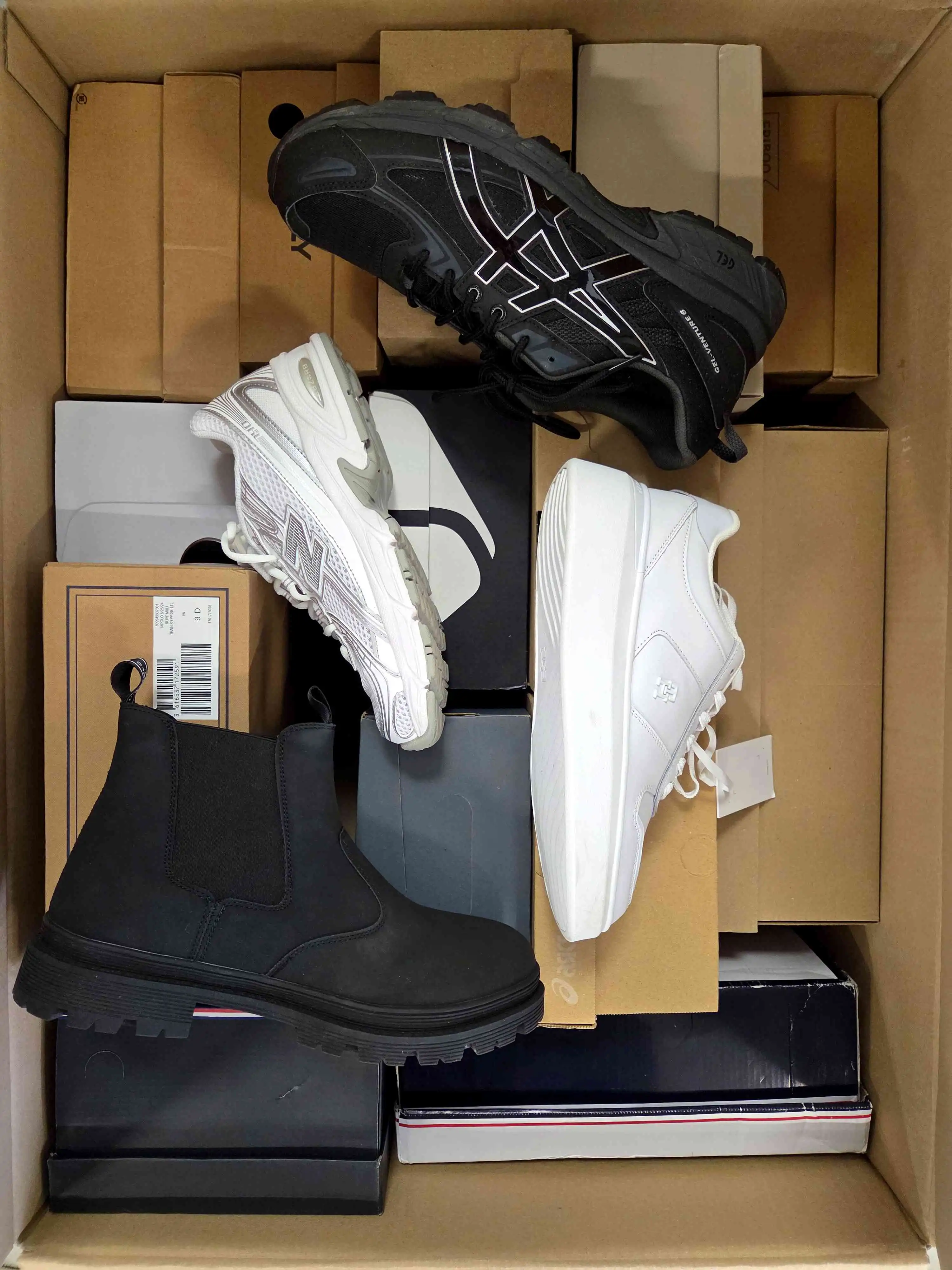 CS6077 3 The photo shows a package with footwear in the category CS.