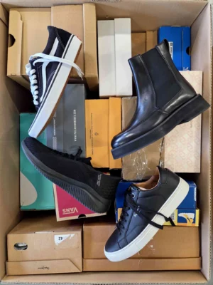 The photo shows a package with footwear in the category CS.
