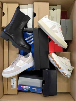 The photo shows a package with footwear in the category CS.