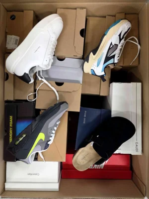 The photo shows a package with footwear in the category CS.
