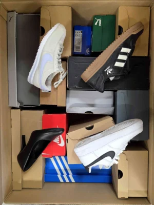 The photo shows a package with footwear in the category CS.