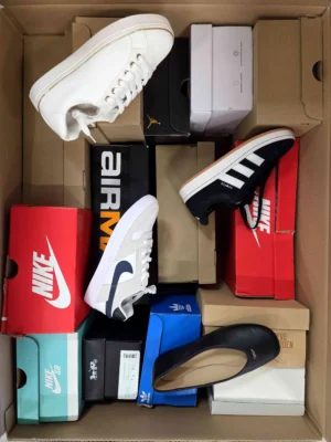 The photo shows a package with footwear in the category CS.