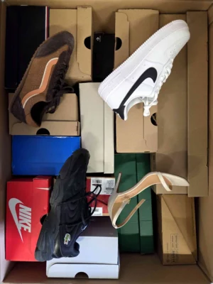 The photo shows a package with footwear in the category CS.