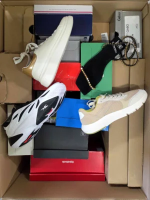 The photo shows a package with footwear in the category CS.