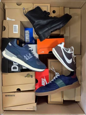 The photo shows a package with footwear in the category CS.