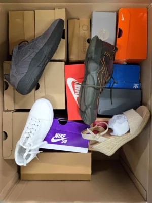 The photo shows a package with footwear in the category CS.