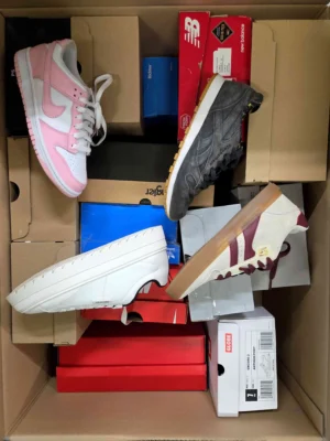 The photo shows a package with footwear in the category CS.