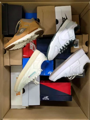 The photo shows a package with footwear in the category CS.