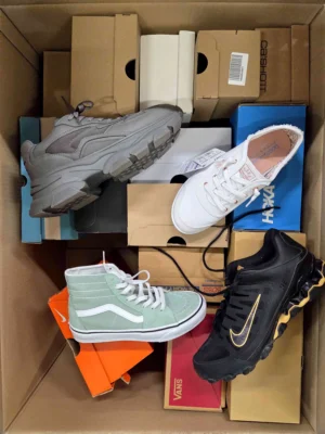 The photo shows a package with footwear in the category CS.