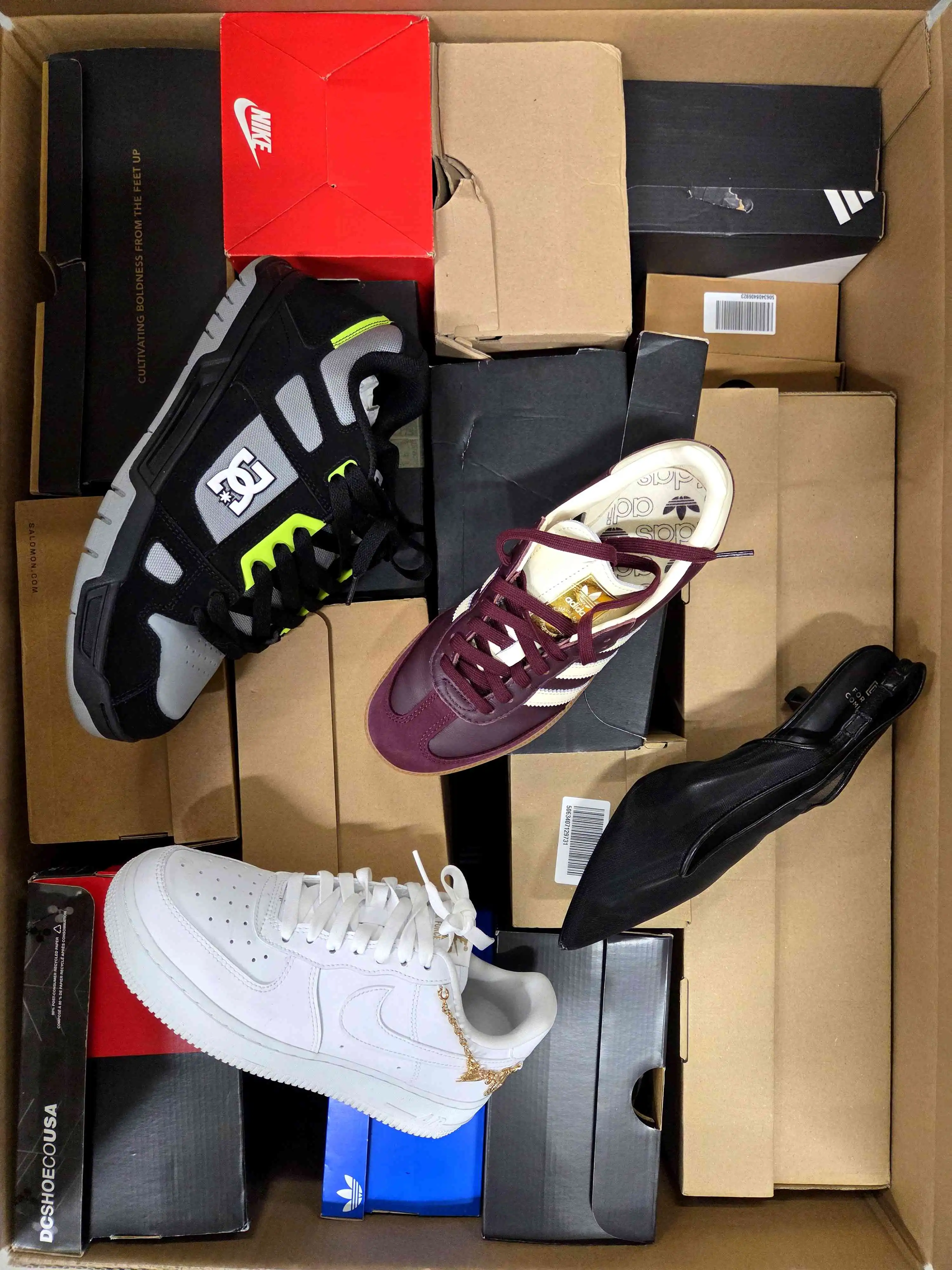 CS6160 3 The photo shows a package with footwear in the category CS.