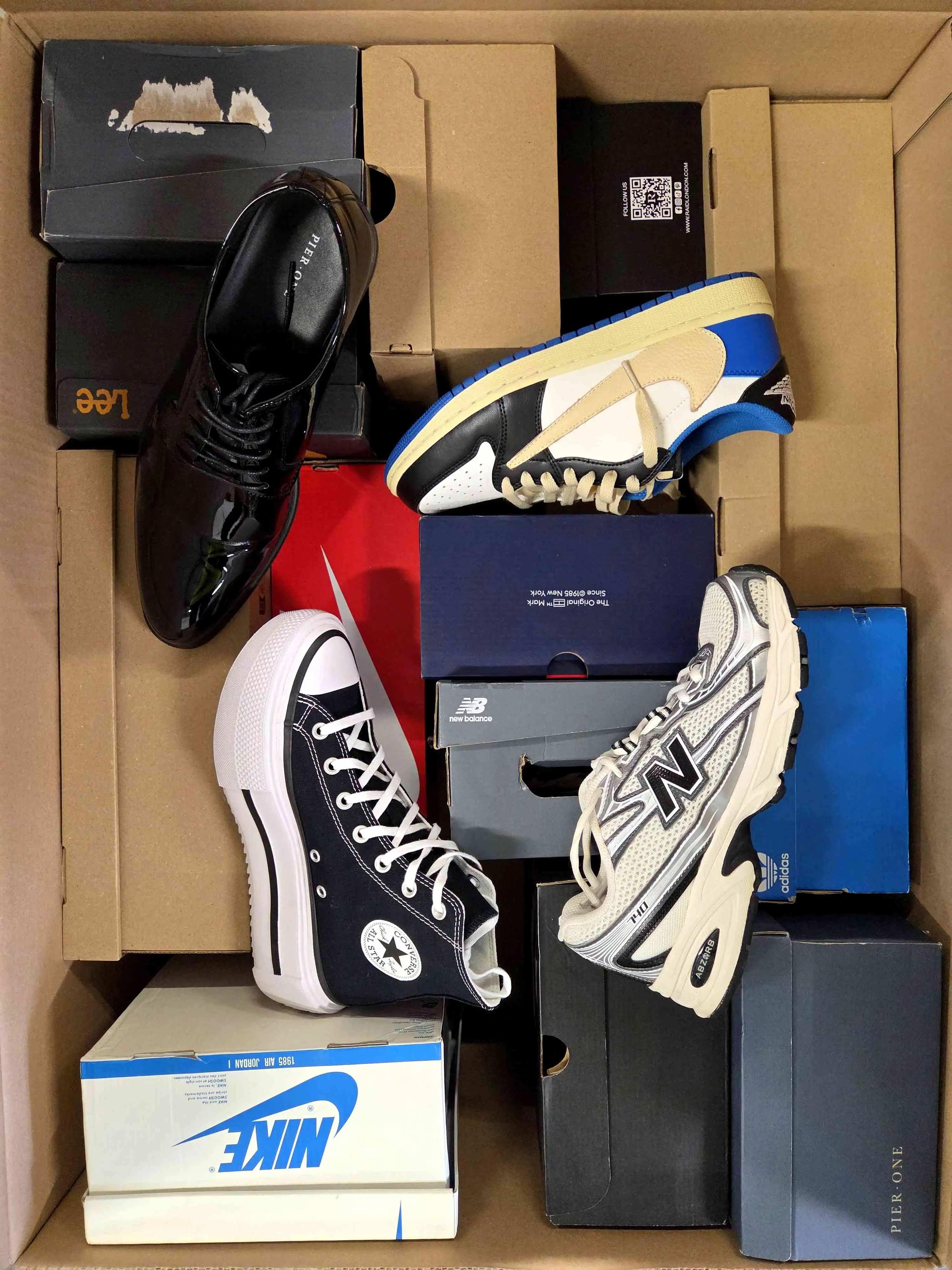 CS6164 3 The photo shows a package with footwear in the category CS.