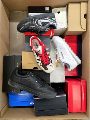 The photo shows a package with footwear in the category CS.