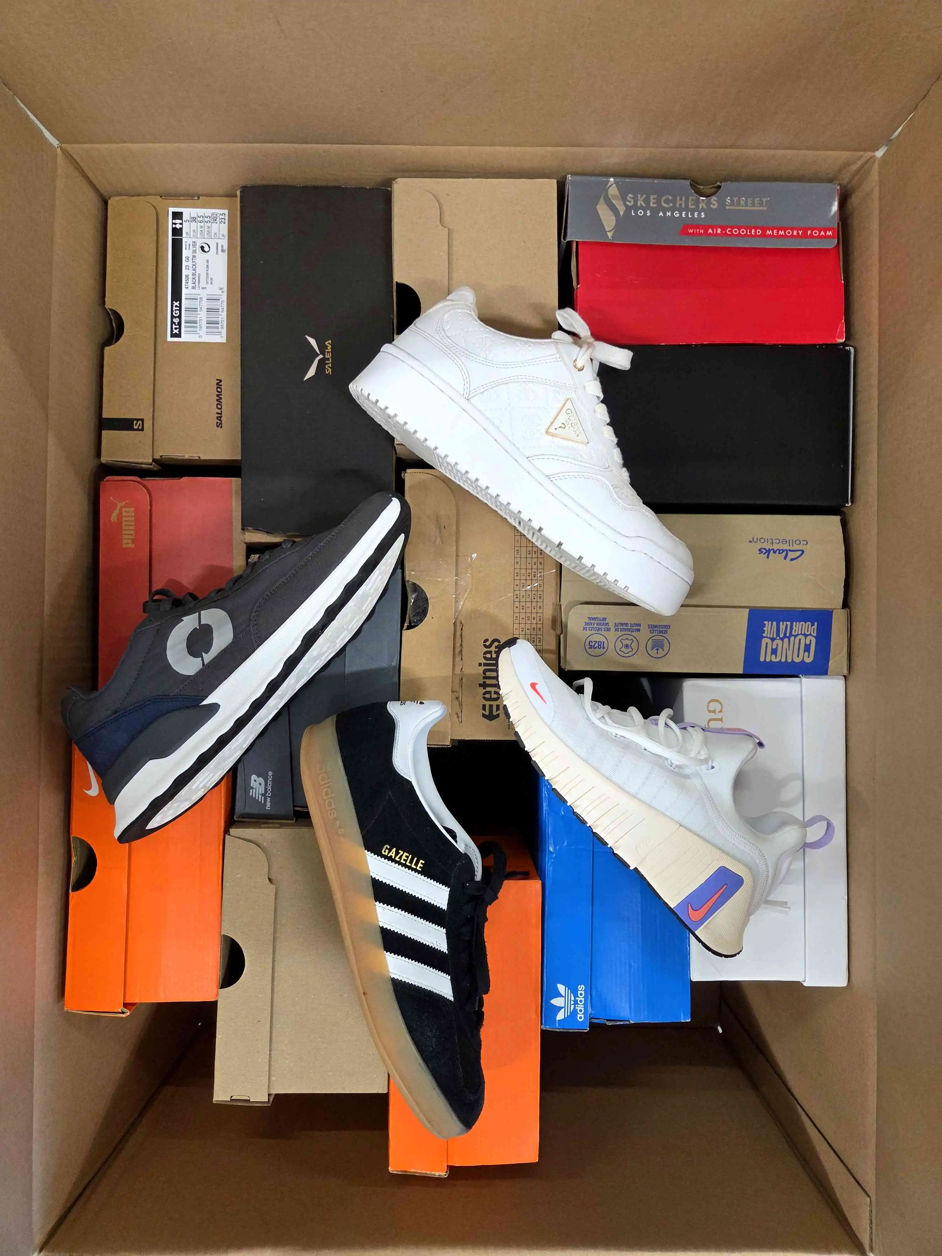 CS6236 3 The photo shows a package with footwear in the category CS.