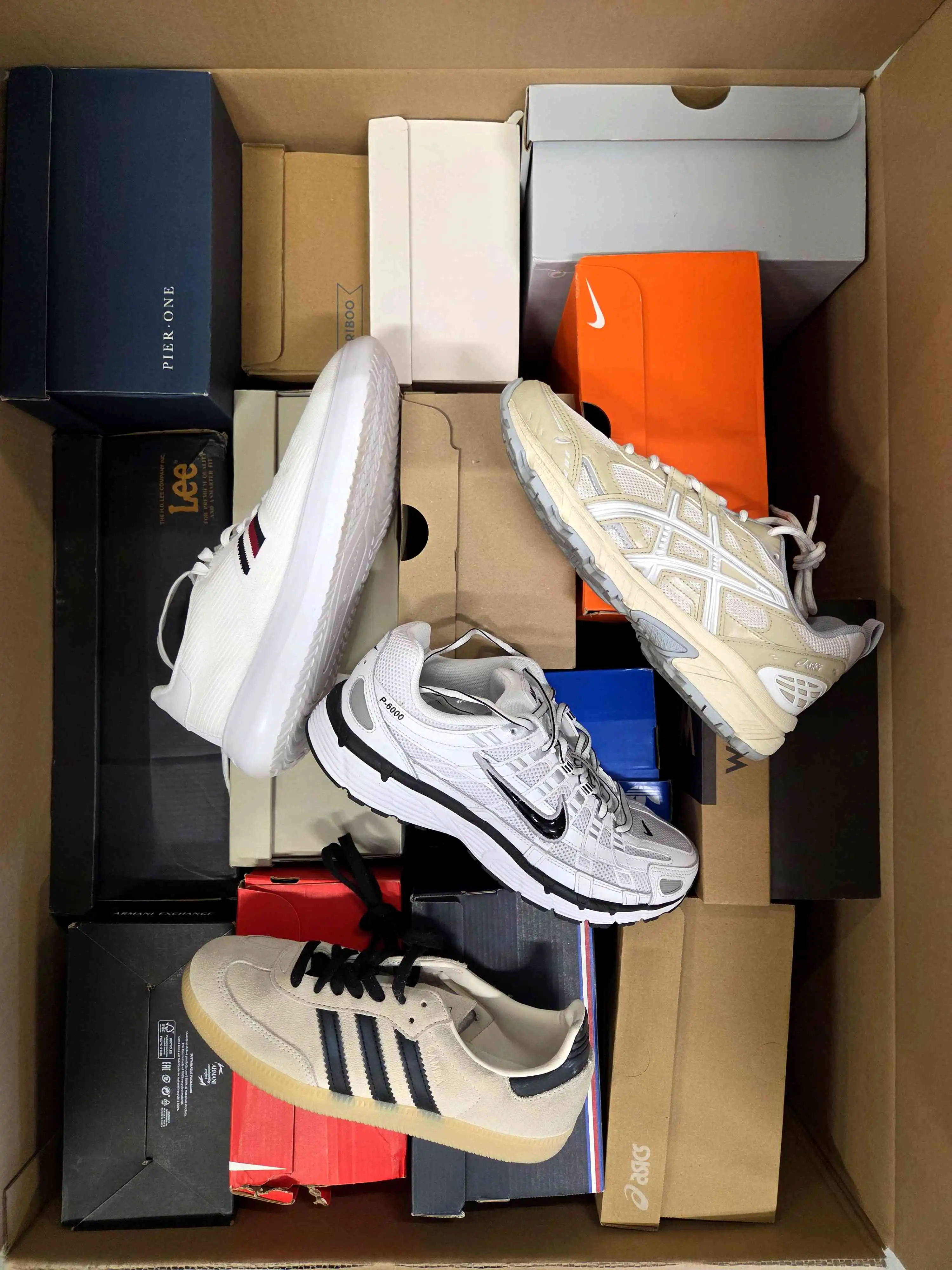 CS6241 3 The photo shows a package with footwear in the category CS.