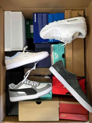The photo shows a package with footwear in the category CS.
