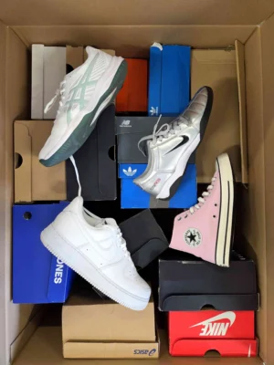 The photo shows a package with footwear in the category CS.