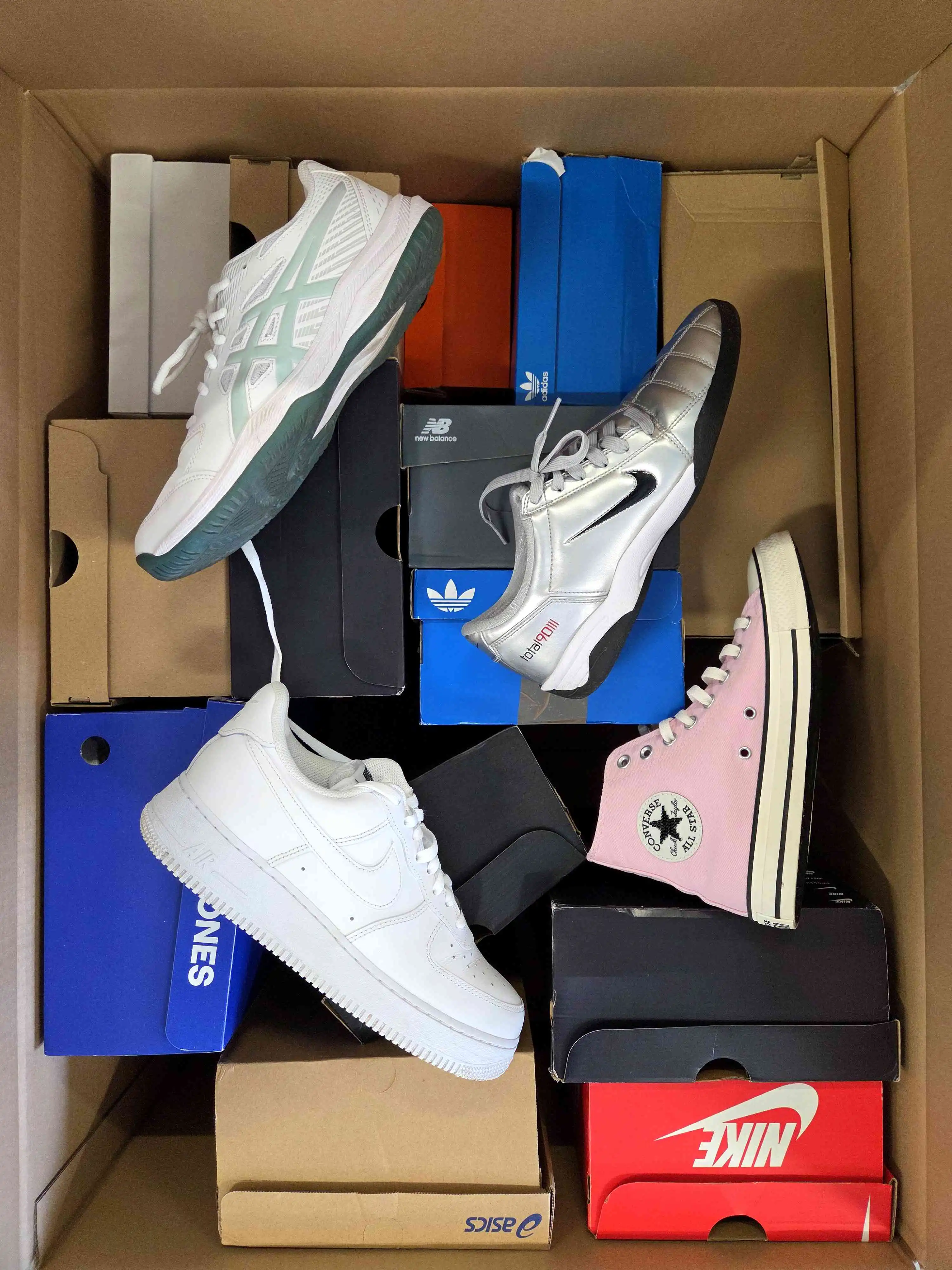 CS6250 3 The photo shows a package with footwear in the category CS.
